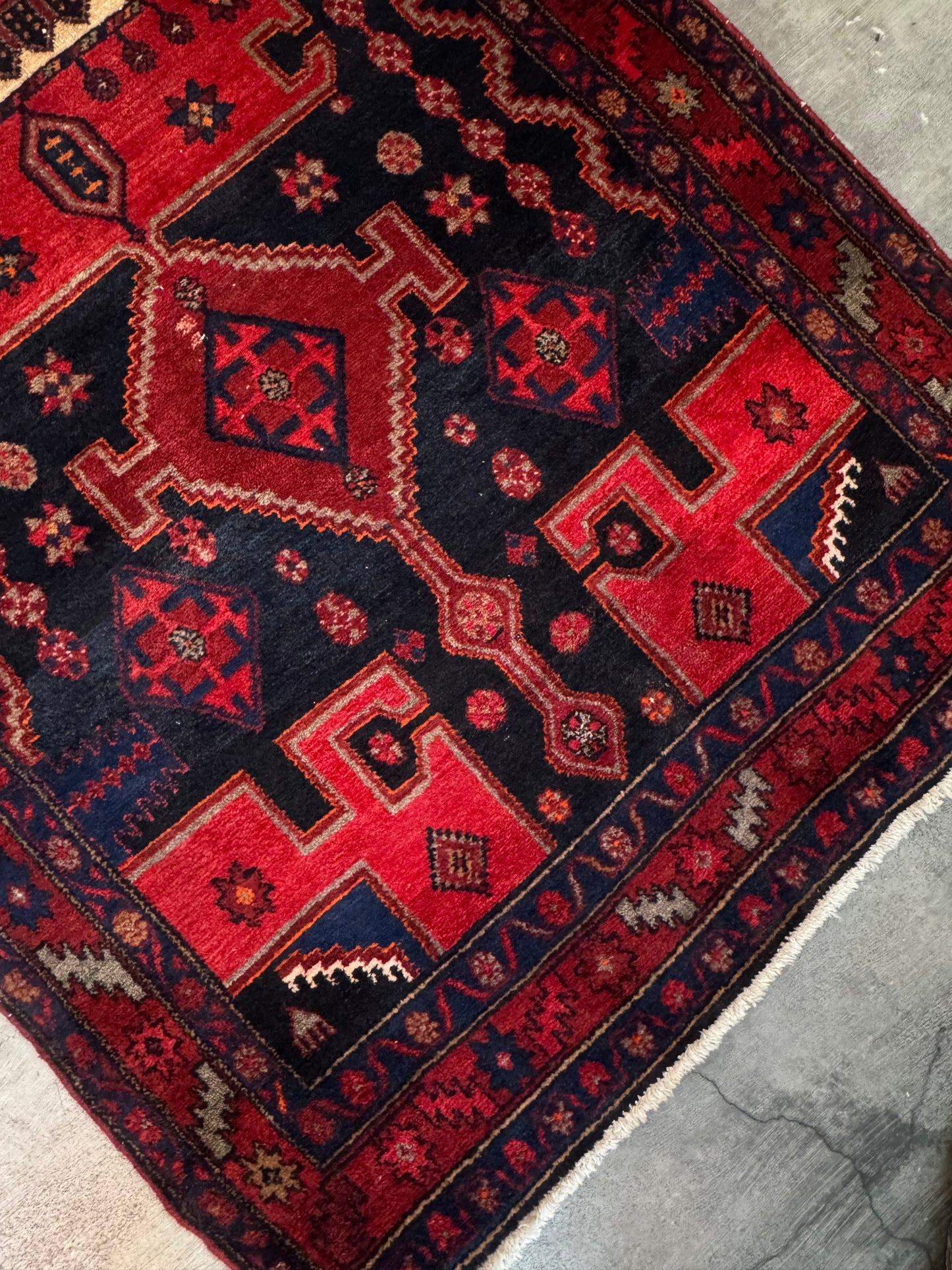 Handmade Persian Zanjan Rug
290 x 125 cm | 9.5 x 4.1 ft