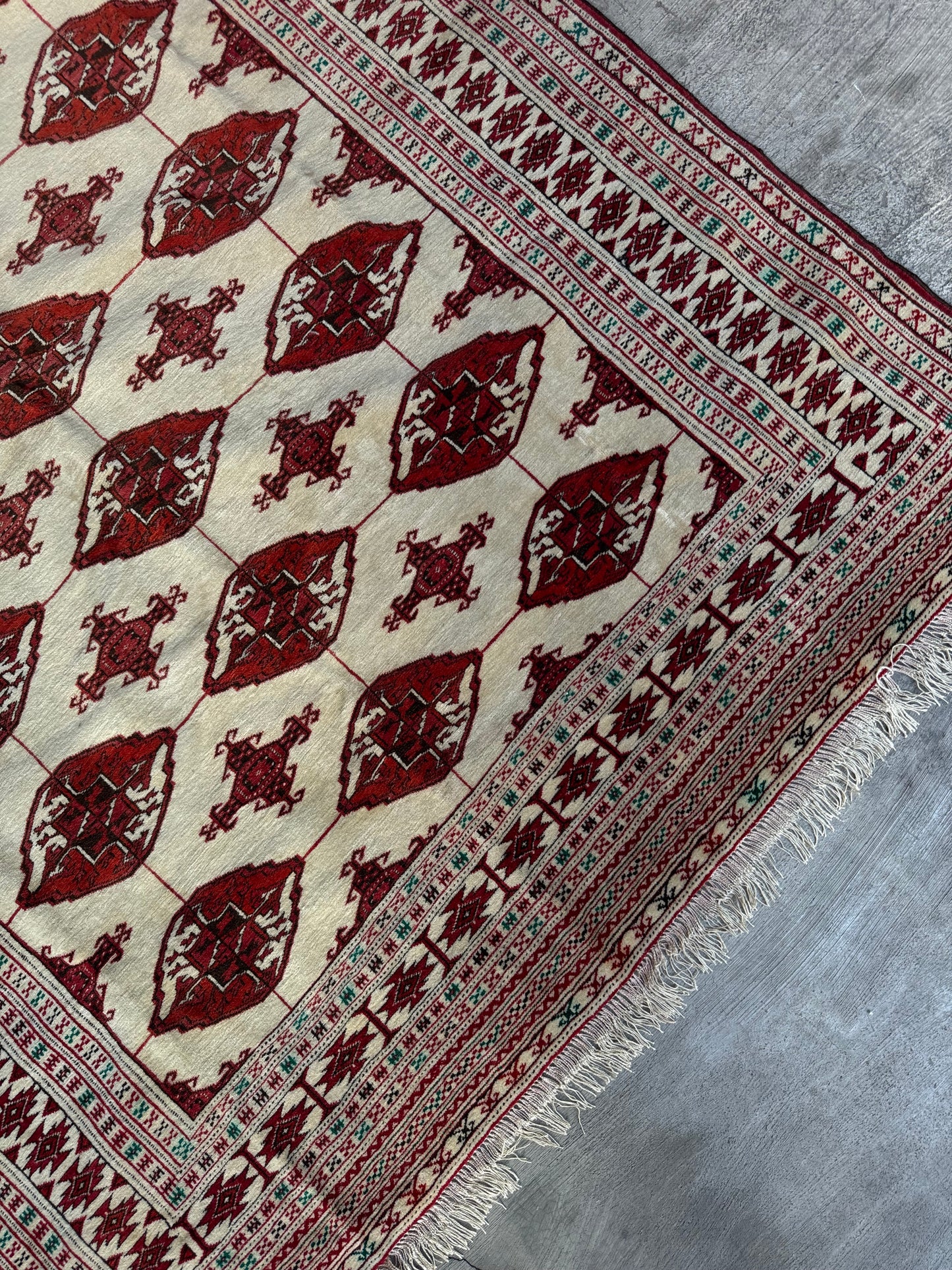Handmade Tekke Turkmen Rug
180 x 137 cm | 6 x 4.5 ft