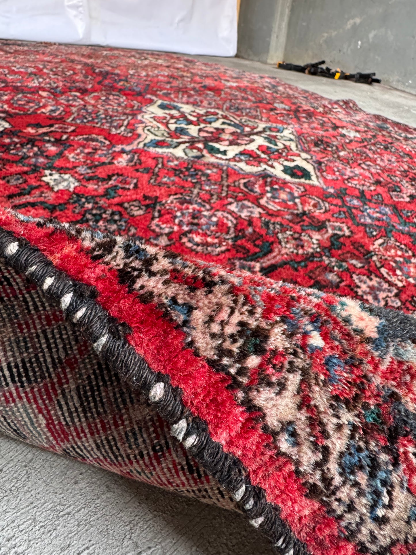 Handmade Persian Hosseinabad 220 x 150 cm | 7.22 x 4.92