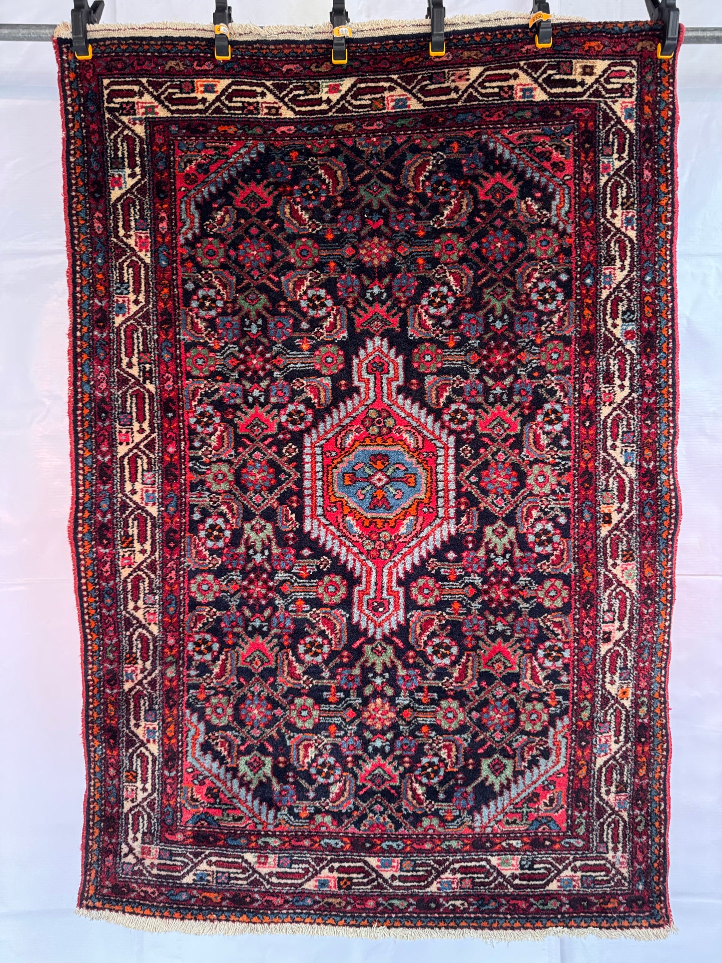 Handmade Persian Tuyserkan Rug 160 x 110cm | 5.25 x 3.61 ft