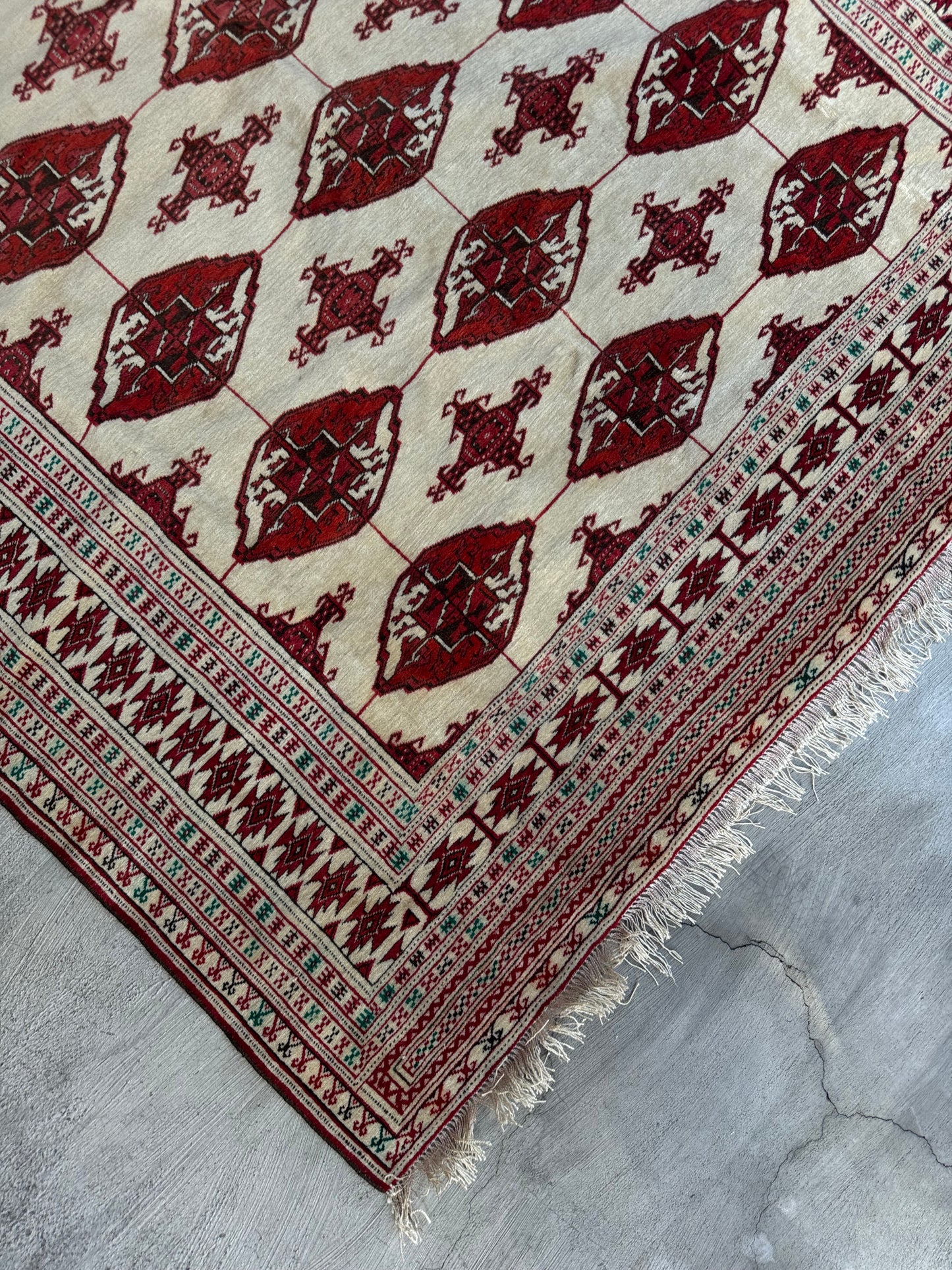 Handmade Tekke Turkmen Rug
180 x 137 cm | 6 x 4.5 ft