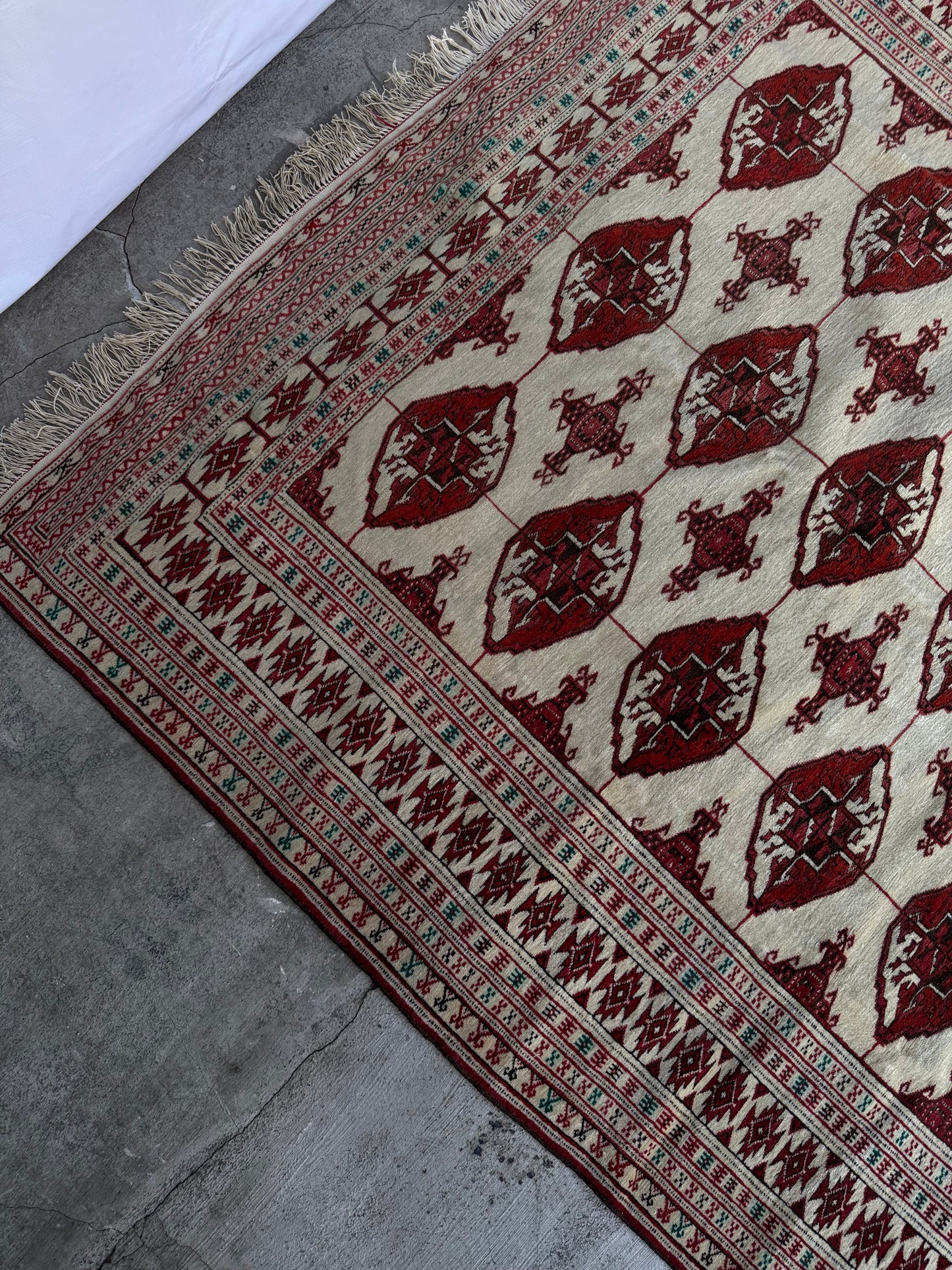 Handmade Tekke Turkmen Rug
180 x 137 cm | 6 x 4.5 ft