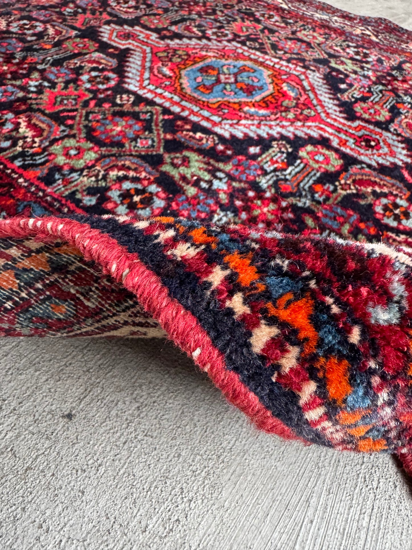 Handmade Persian Tuyserkan Rug 160 x 110cm | 5.25 x 3.61 ft