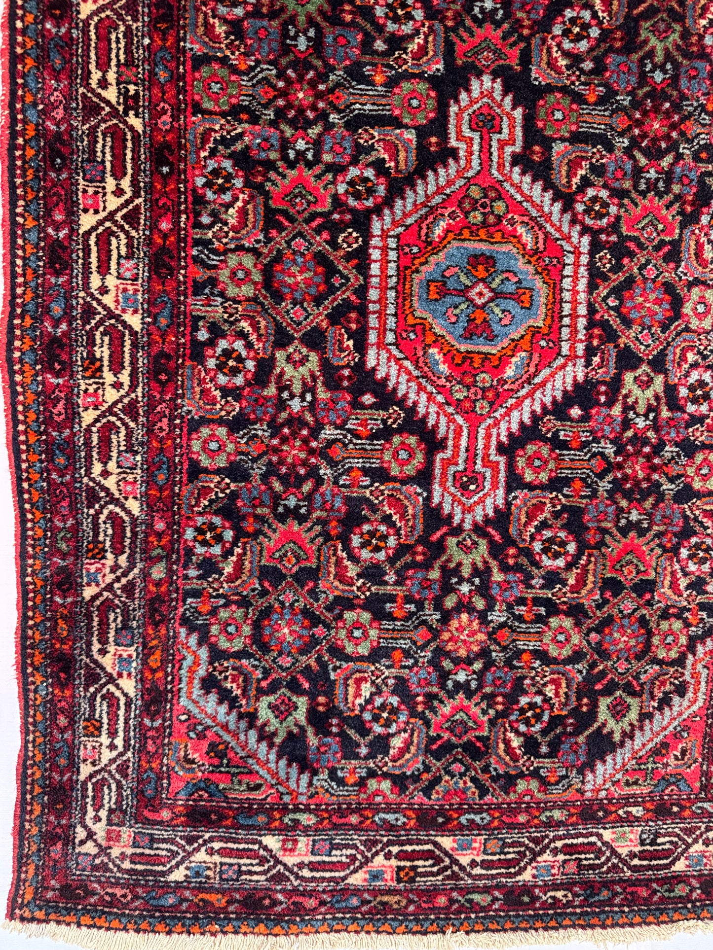 Handmade Persian Tuyserkan Rug 160 x 110cm | 5.25 x 3.61 ft