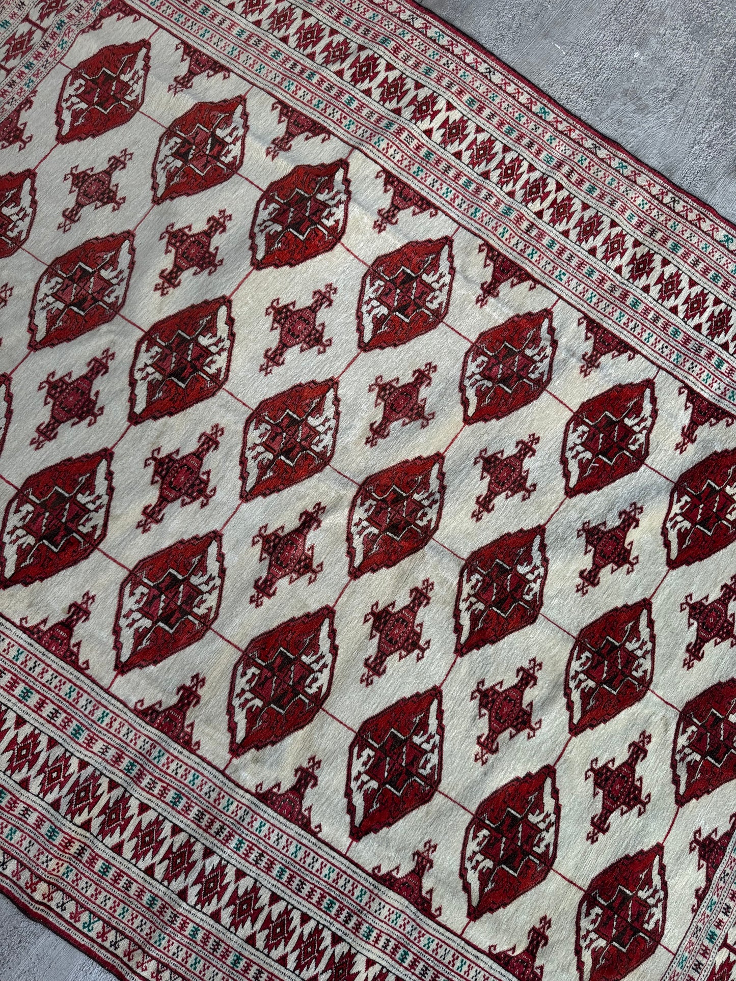 Handmade Tekke Turkmen Rug
180 x 137 cm | 6 x 4.5 ft