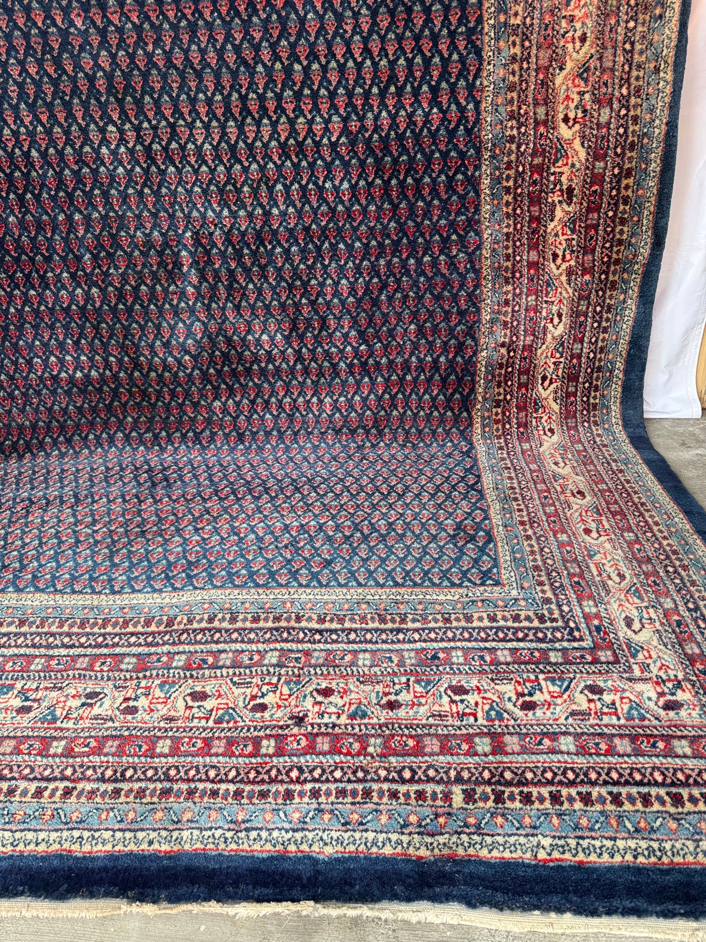 Handmade Persian Sarouk Mir Rug
335 x 240 cm | 11.0 x 7.9 ft