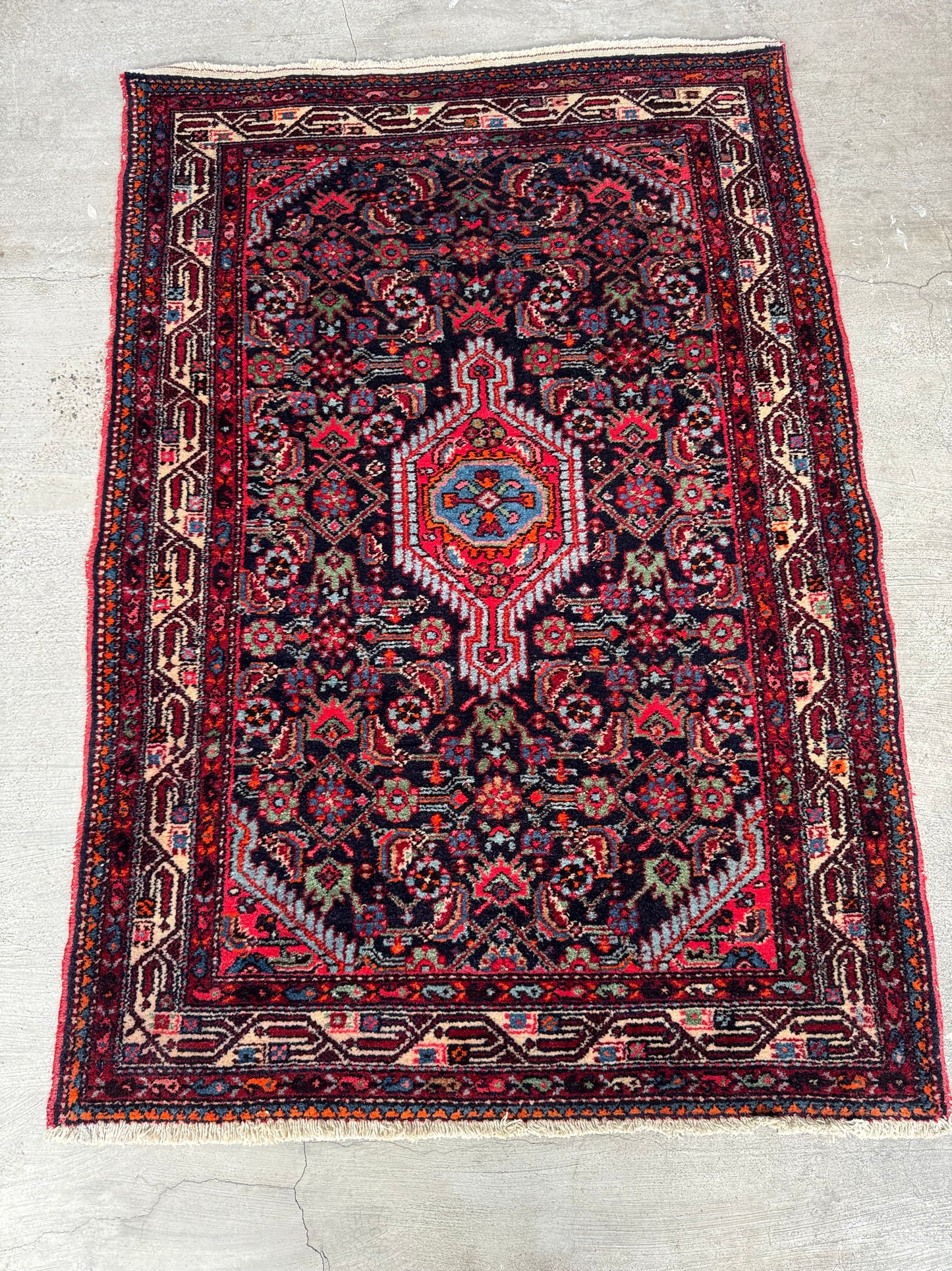 Handmade Persian Tuyserkan Rug 160 x 110cm | 5.25 x 3.61 ft
