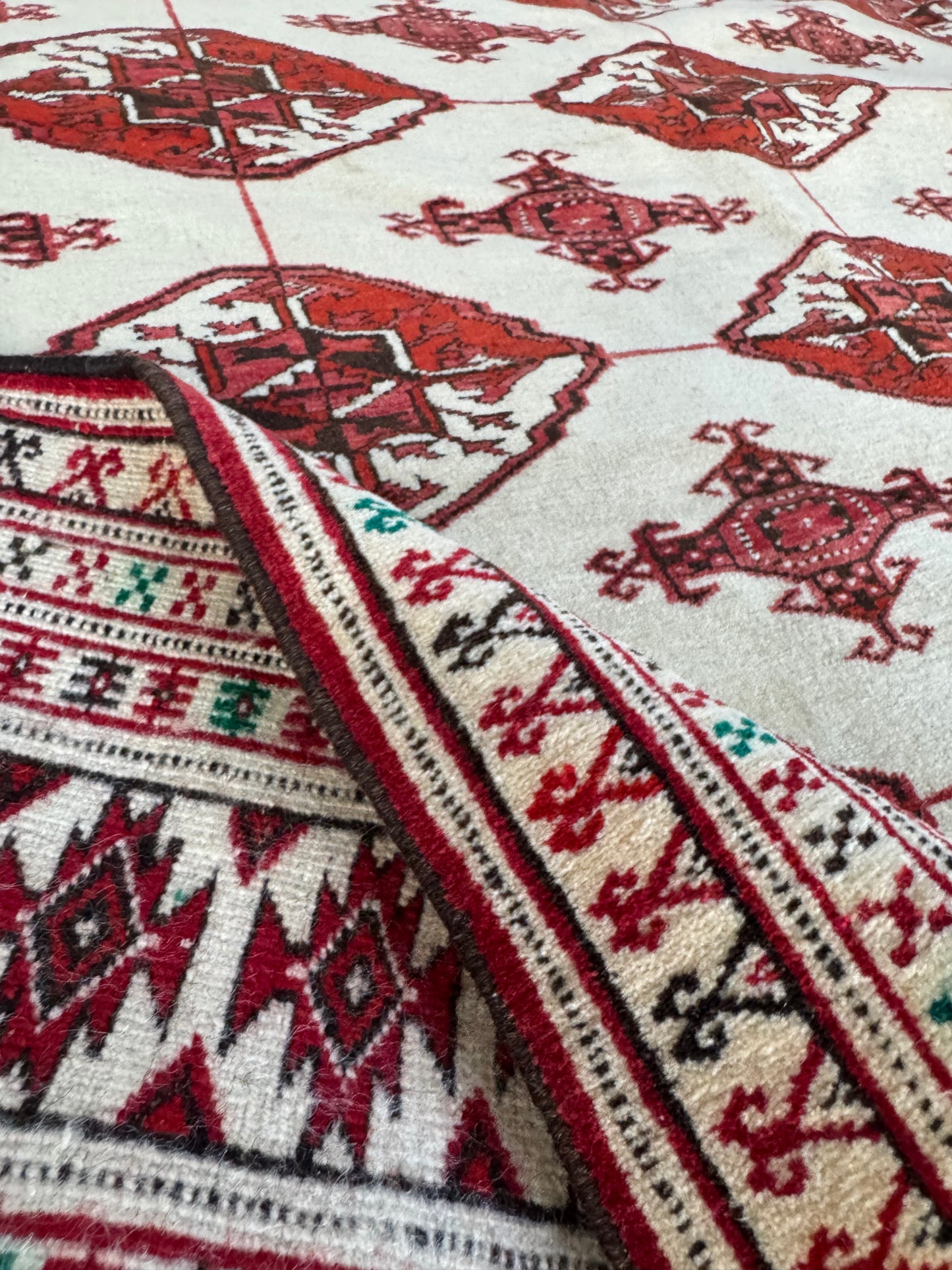 Handmade Tekke Turkmen Rug
180 x 137 cm | 6 x 4.5 ft