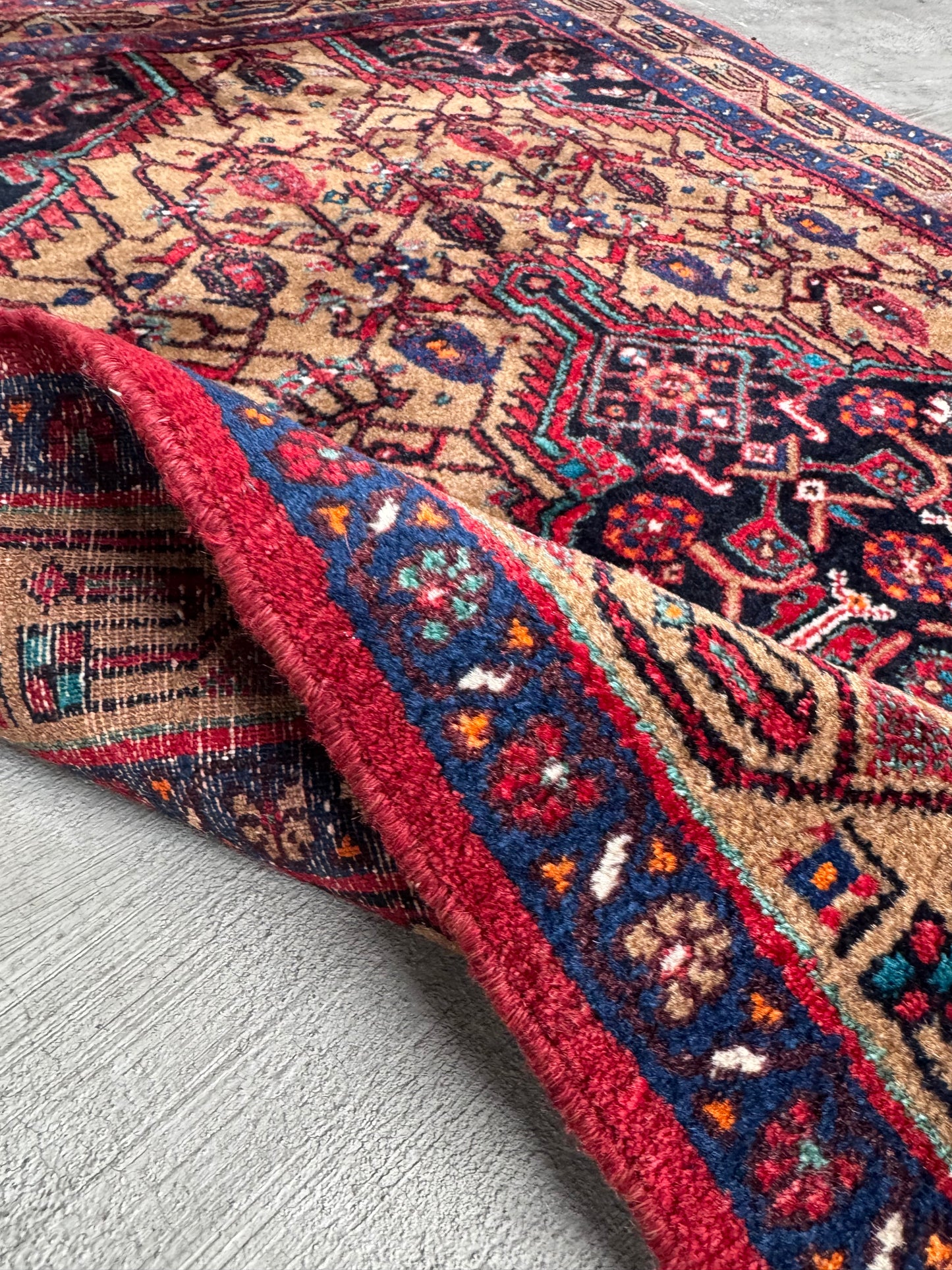Handmade Persian Hosseinabad Rug 160 x 105 cm | 5.25 x 3.44 ft