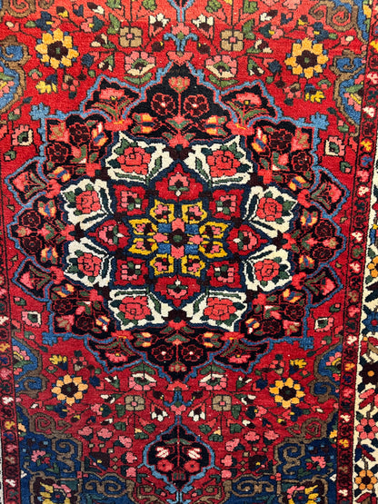 Handmade Persian Bakhtiar Rug 210 x 142 cm | 6.9 x 4.7 ft