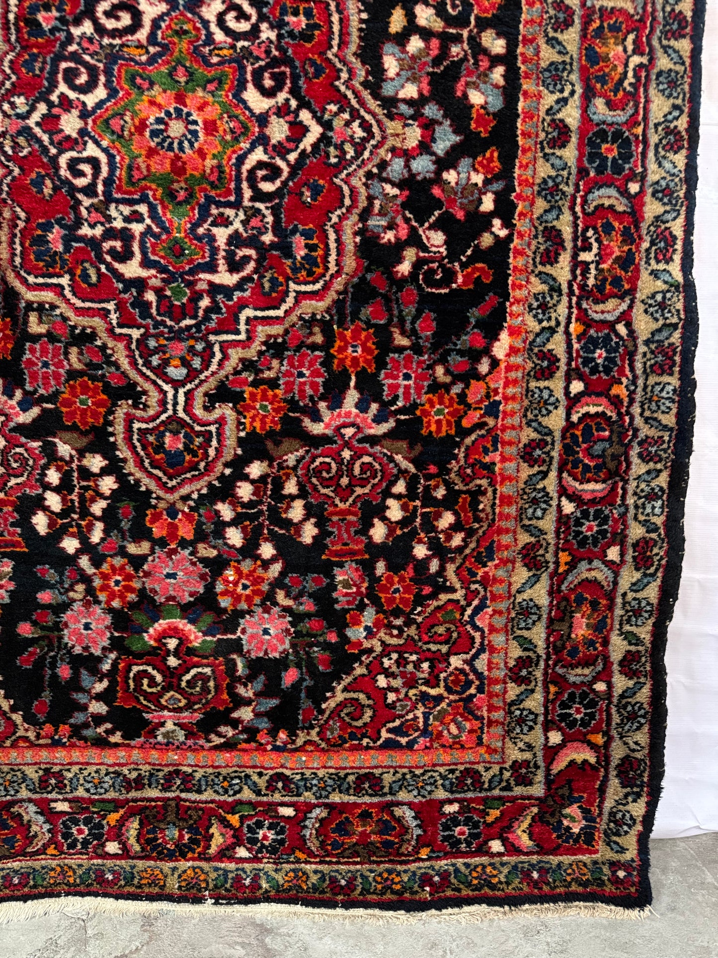 Handmade Persian Sarouk Rug 215 x 139 cm | 7.05 x 5 ft