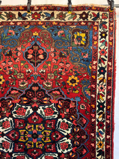Handmade Persian Bakhtiar Rug 210 x 142 cm | 6.9 x 4.7 ft