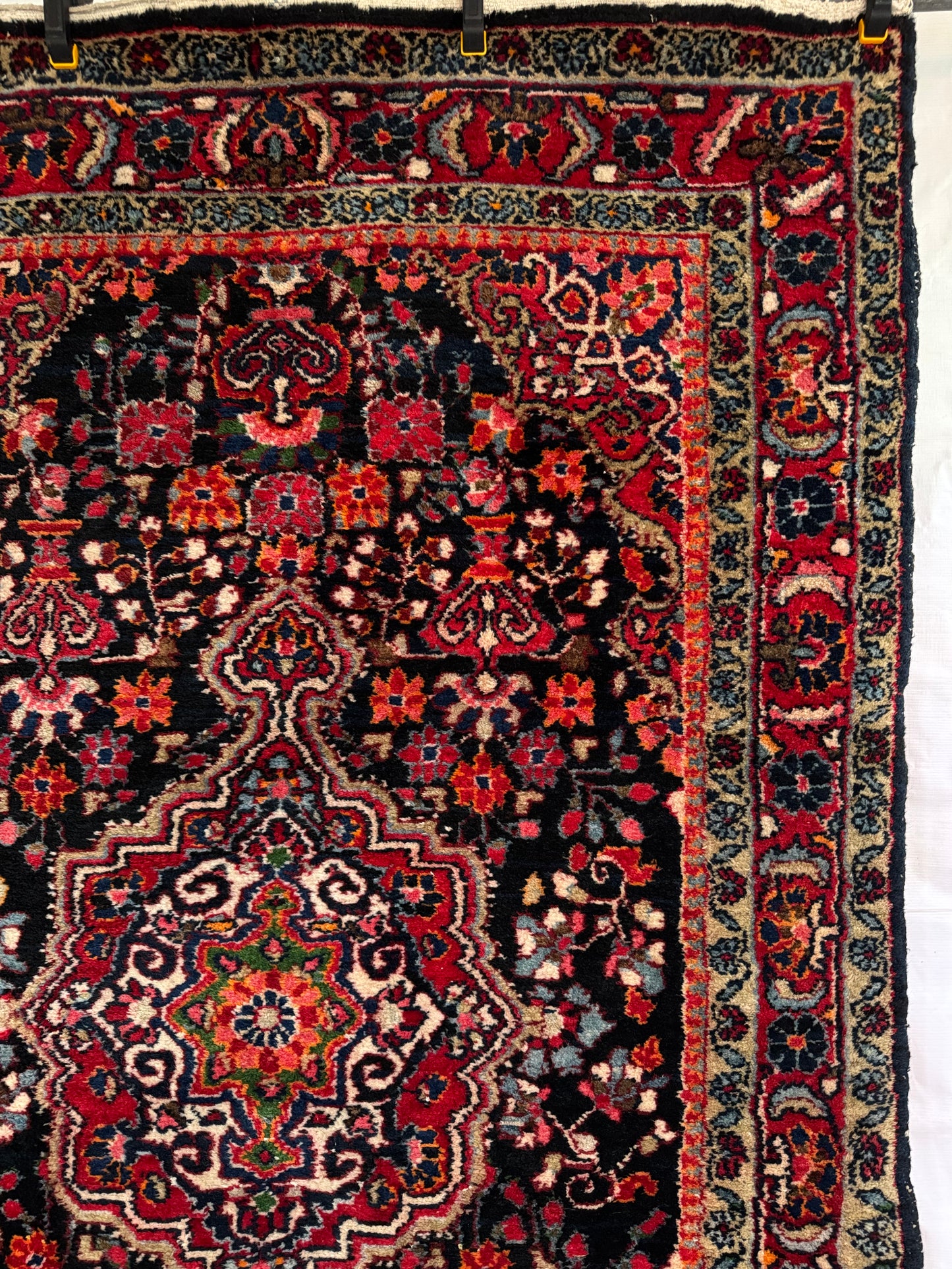 Handmade Persian Sarouk Rug 215 x 139 cm | 7.05 x 5 ft