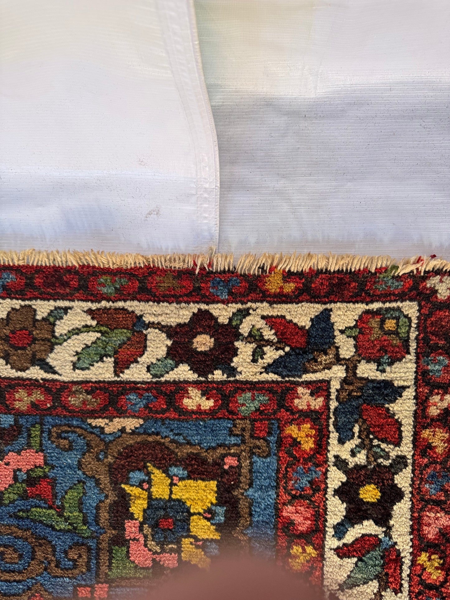 Handmade Persian Bakhtiar Rug 210 x 142 cm | 6.9 x 4.7 ft