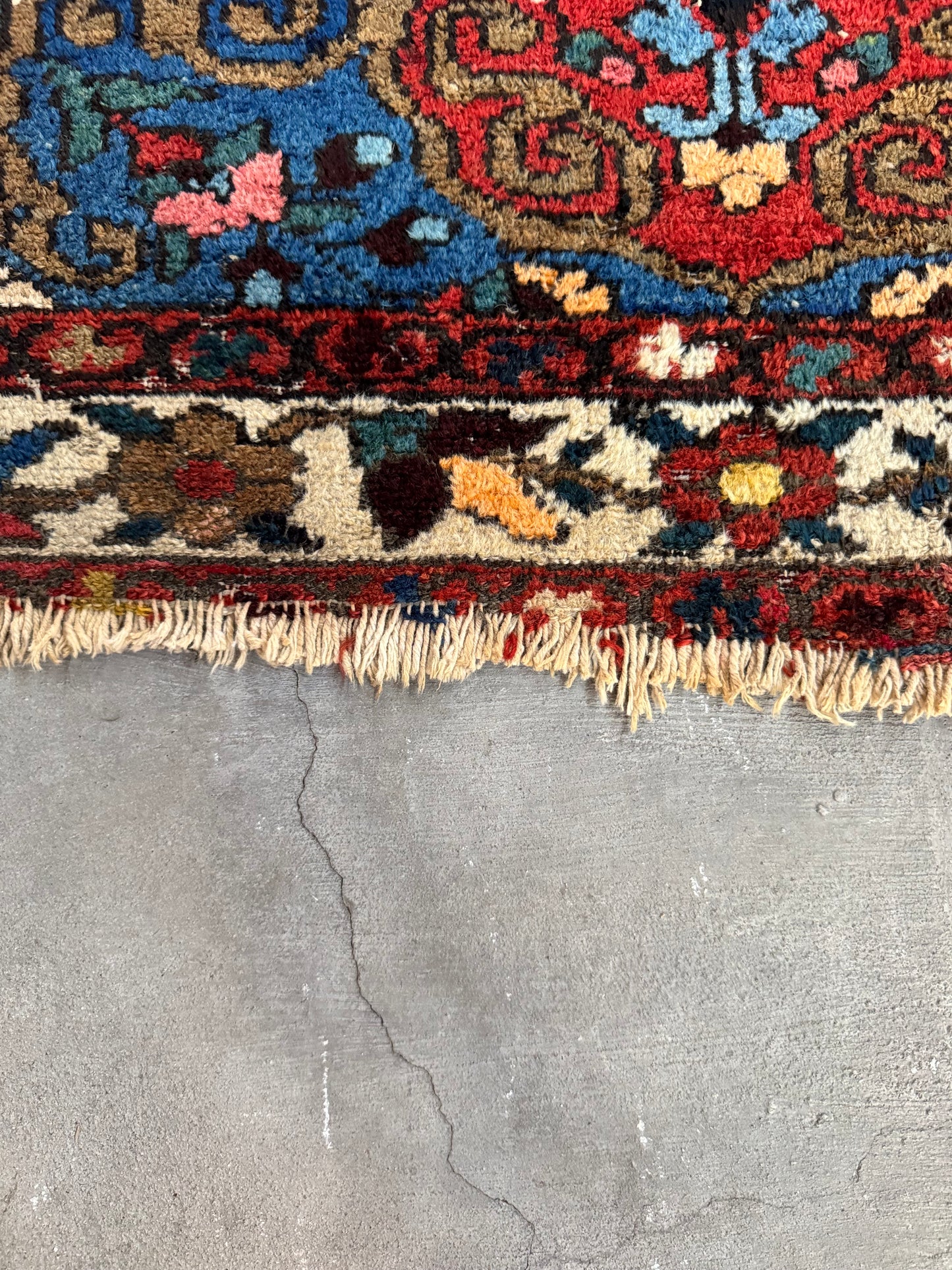 Handmade Persian Bakhtiar Rug 210 x 142 cm | 6.9 x 4.7 ft