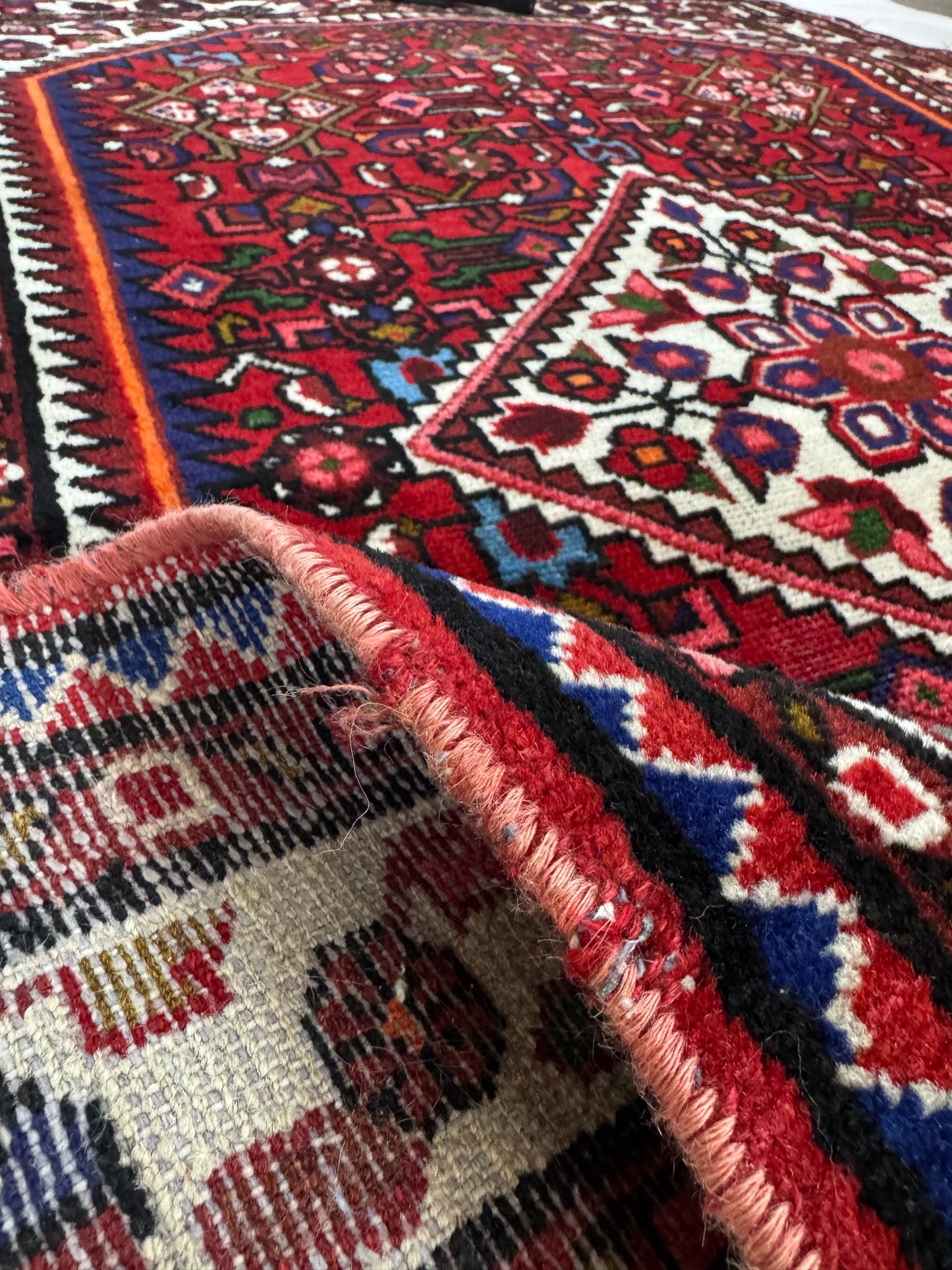 Handmade Persian Hosseinabad Rug 153 x 102 cm | 5 x 3.4 ft