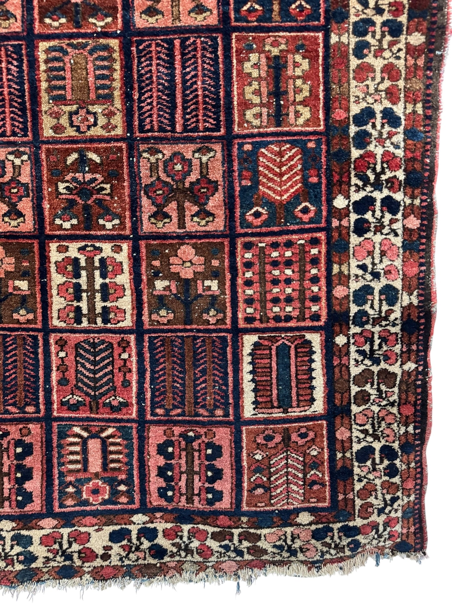 Handmade Persian Bakhtiar 197 x 136cm | 6.46 x 4.46 ft