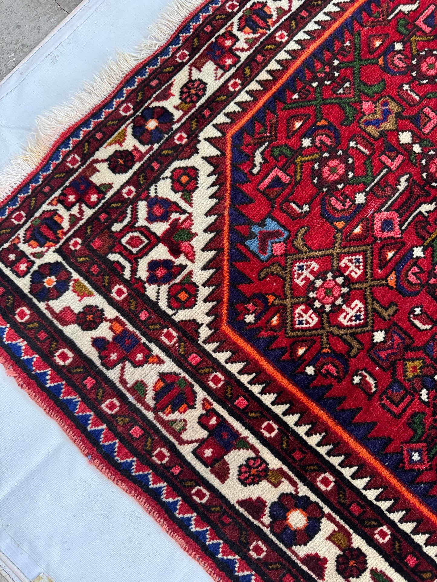 Handmade Persian Hosseinabad Rug 153 x 102 cm | 5 x 3.4 ft