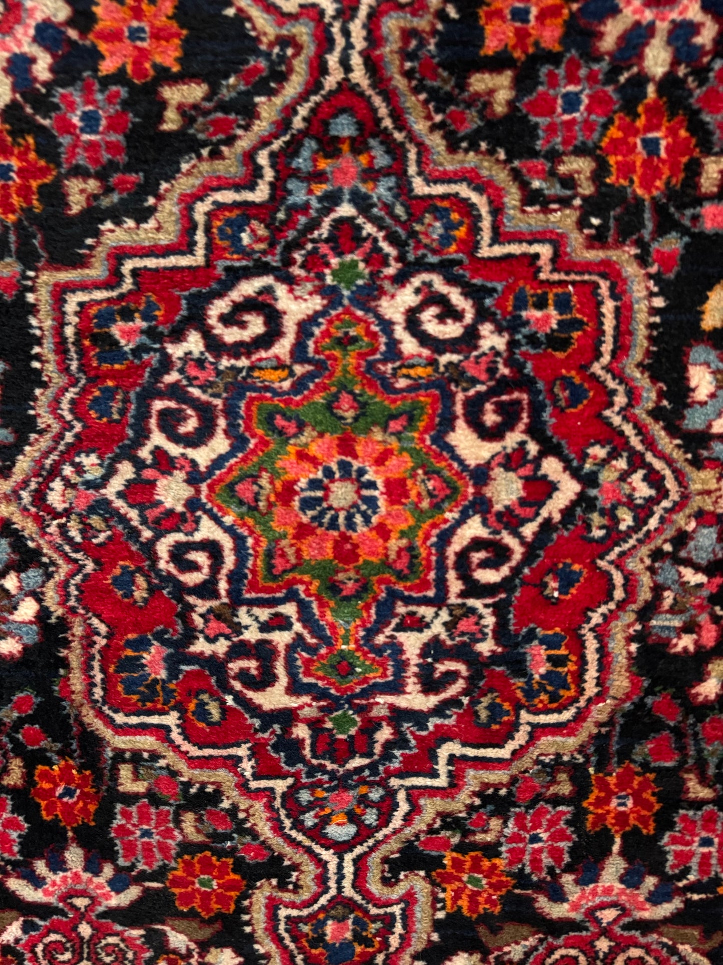 Handmade Persian Sarouk Rug 215 x 139 cm | 7.05 x 5 ft