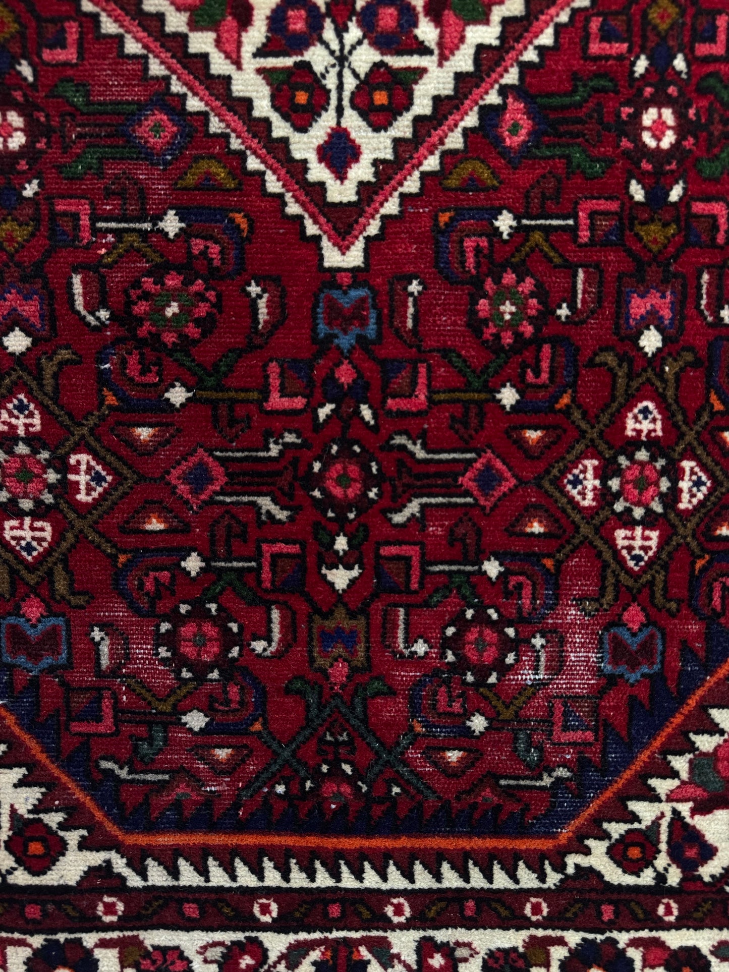 Handmade Persian Hosseinabad Rug 153 x 102 cm | 5 x 3.4 ft