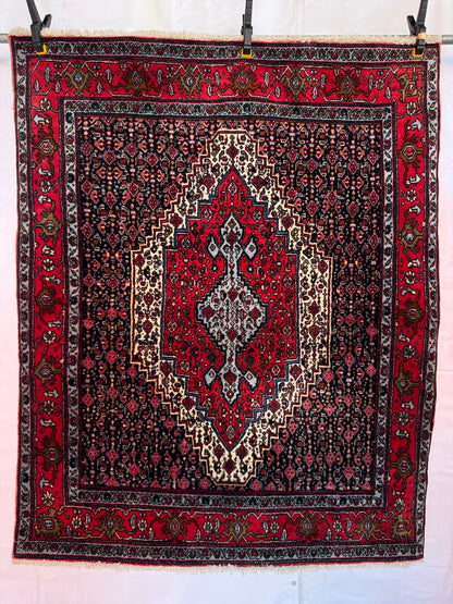 Handmade Persian Senneh Rug
155 x 125 cm | 5.1 x 4.1 ft