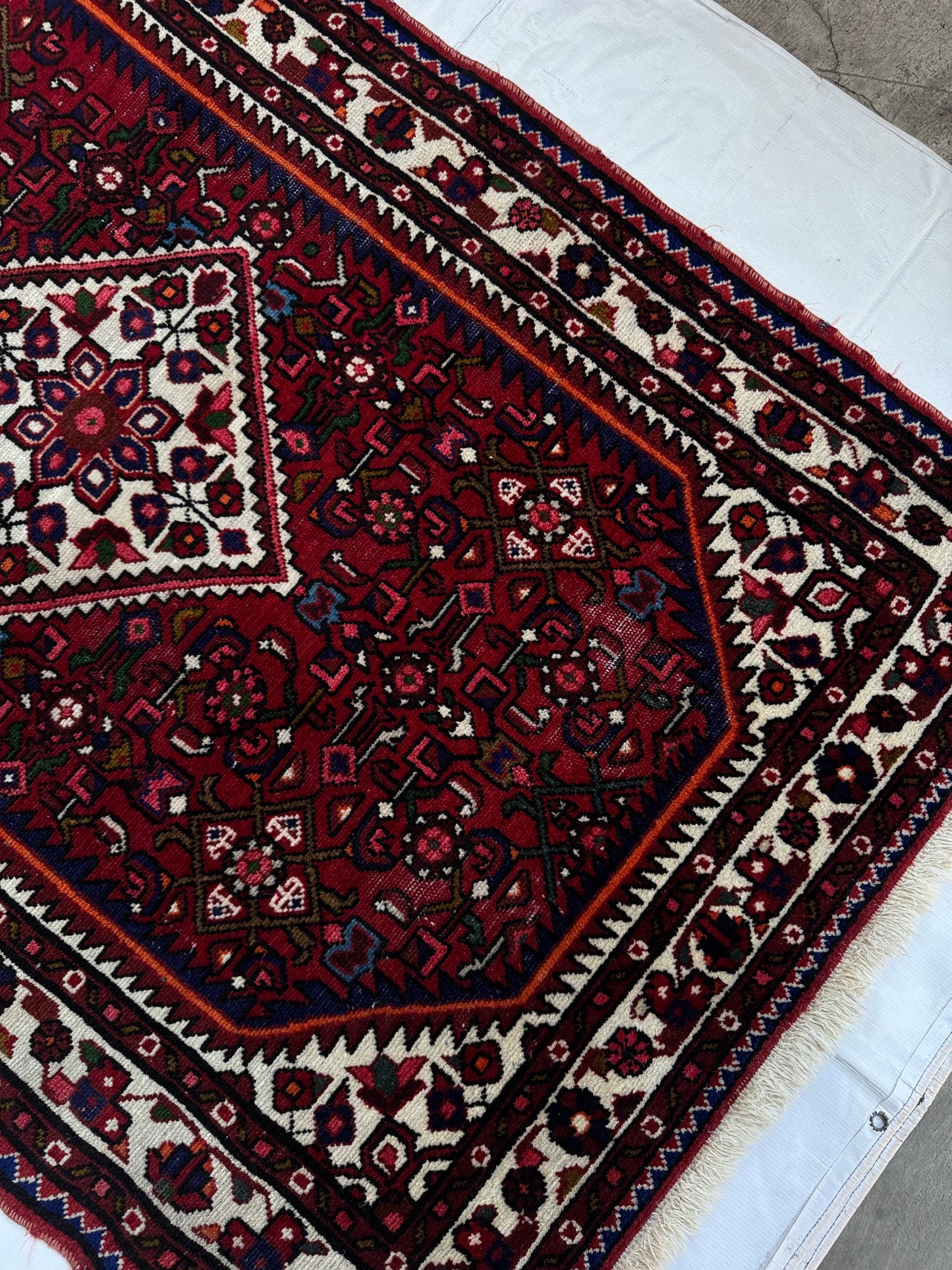 Handmade Persian Hosseinabad Rug 153 x 102 cm | 5 x 3.4 ft