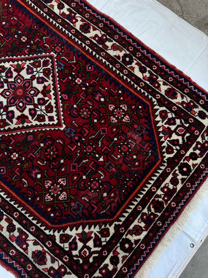 Handmade Persian Hosseinabad Rug 153 x 102 cm | 5 x 3.4 ft