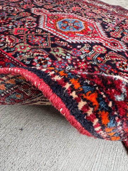 Handmade Persian Tuyserkan Rug 160 x 110cm | 5.25 x 3.61 ft