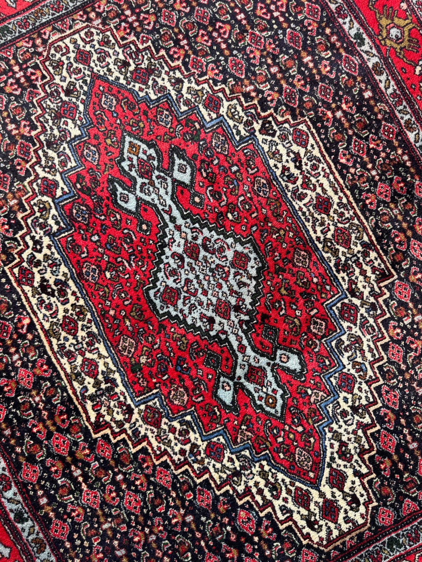 Handmade Persian Senneh Rug
155 x 125 cm | 5.1 x 4.1 ft