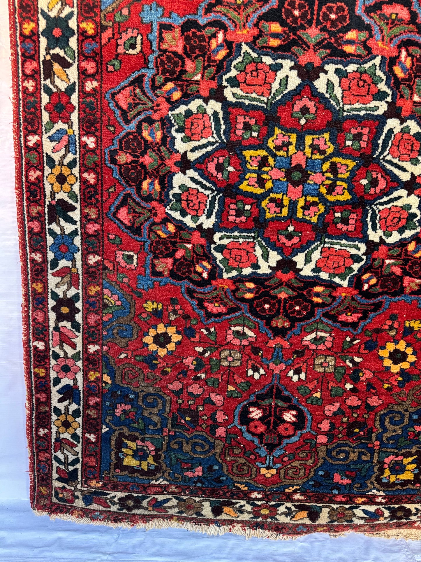 Handmade Persian Bakhtiar Rug 210 x 142 cm | 6.9 x 4.7 ft