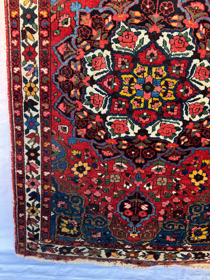 Handmade Persian Bakhtiar Rug 210 x 142 cm | 6.9 x 4.7 ft