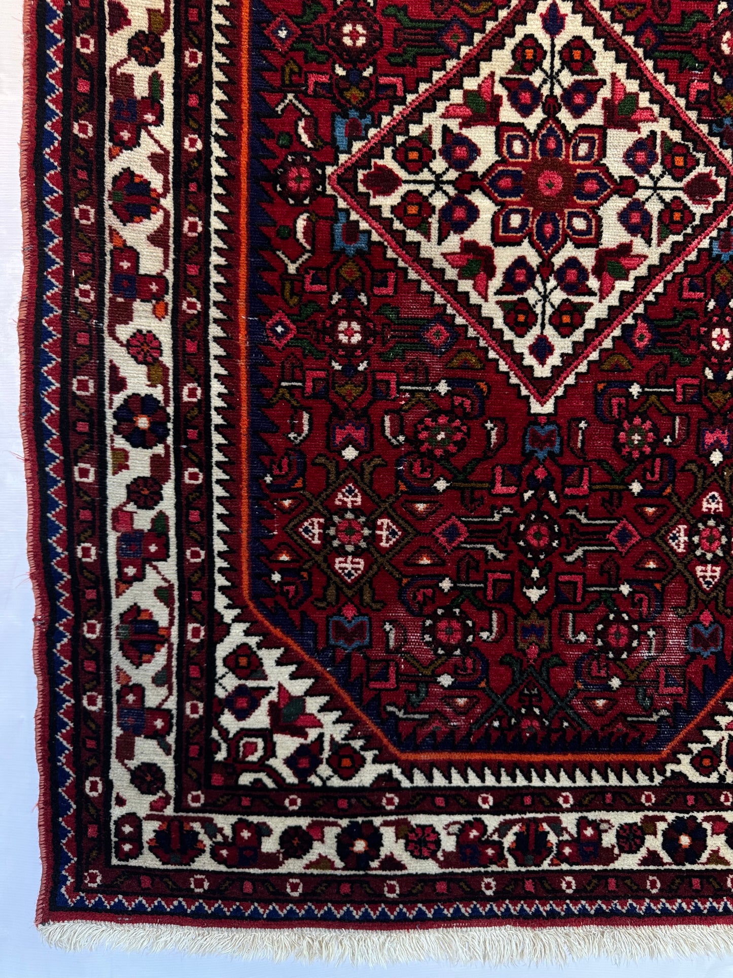 Handmade Persian Hosseinabad Rug 153 x 102 cm | 5 x 3.4 ft