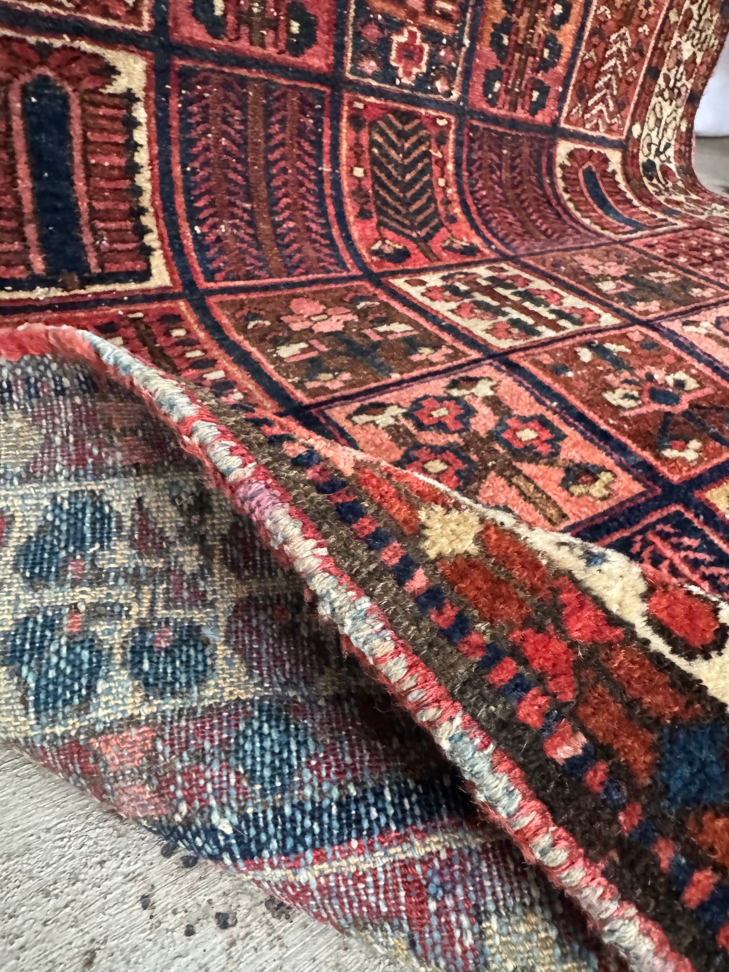 Handmade Persian Bakhtiar 197 x 136cm | 6.46 x 4.46 ft