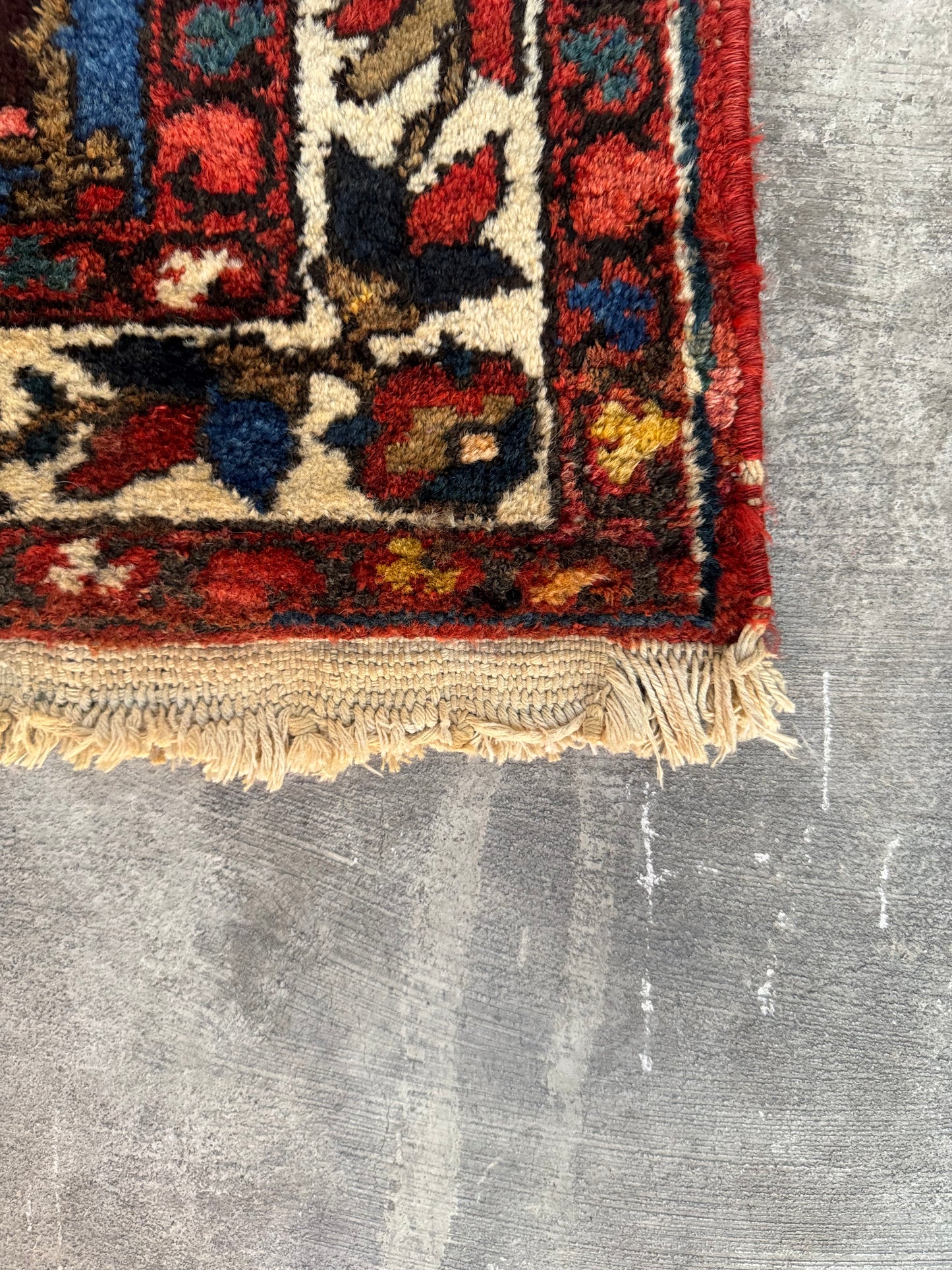 Handmade Persian Bakhtiar Rug 210 x 142 cm | 6.9 x 4.7 ft