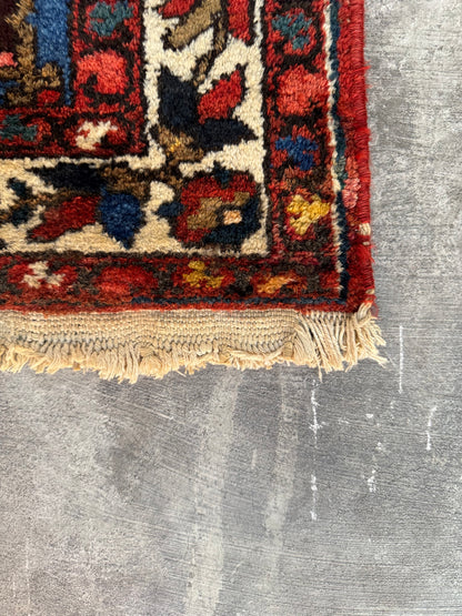 Handmade Persian Bakhtiar Rug 210 x 142 cm | 6.9 x 4.7 ft