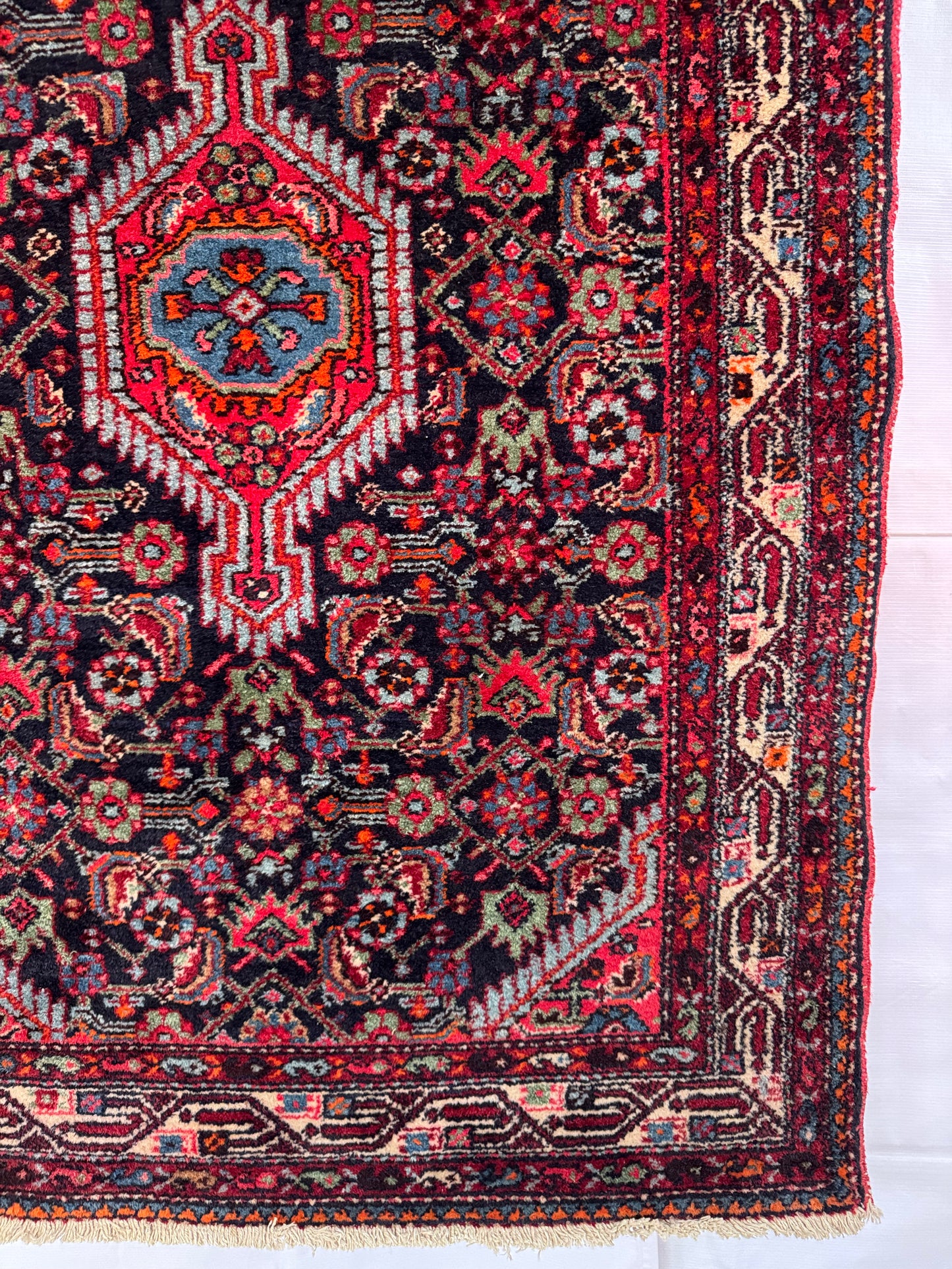 Handmade Persian Tuyserkan Rug 160 x 110cm | 5.25 x 3.61 ft
