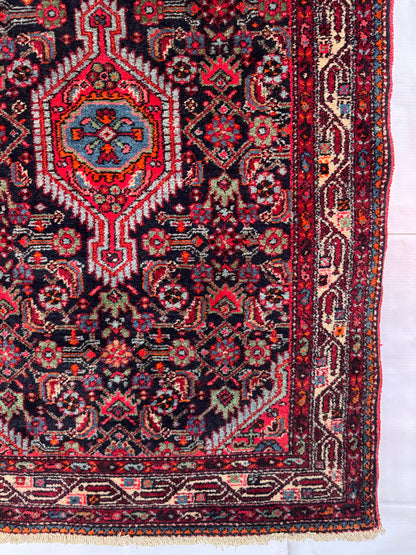 Handmade Persian Tuyserkan Rug 160 x 110cm | 5.25 x 3.61 ft