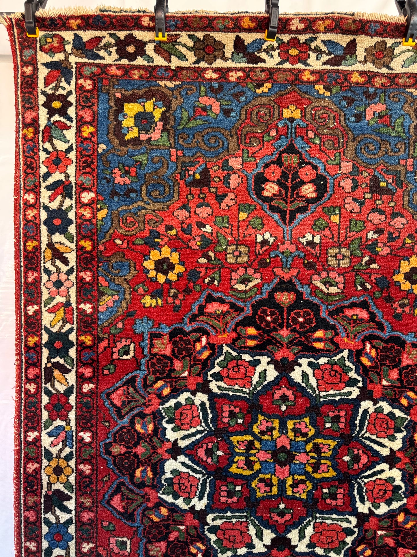 Handmade Persian Bakhtiar Rug 210 x 142 cm | 6.9 x 4.7 ft