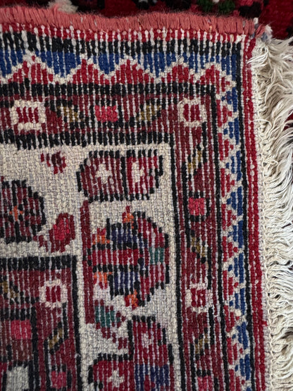 Handmade Persian Hosseinabad Rug 153 x 102 cm | 5 x 3.4 ft
