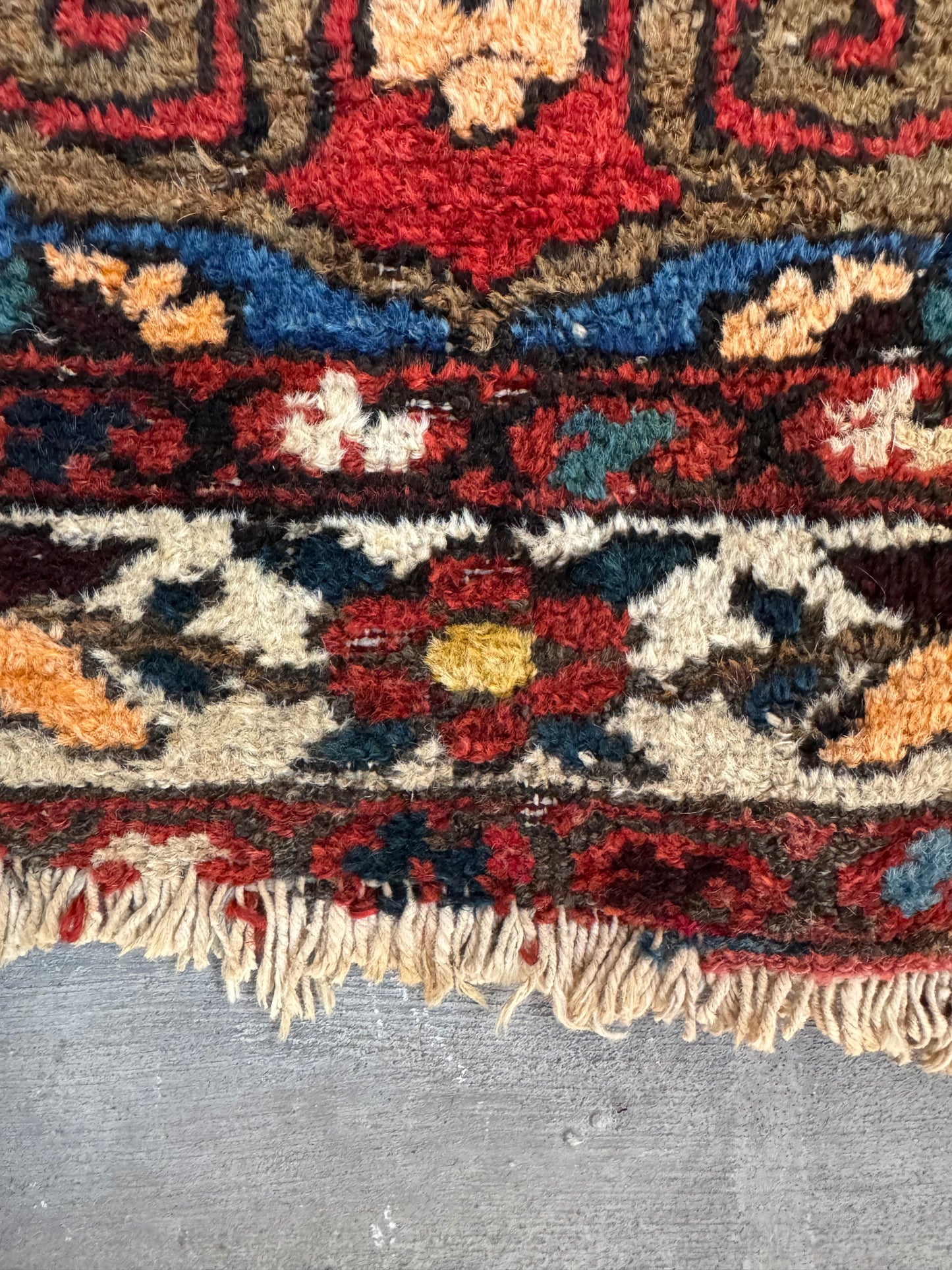 Handmade Persian Bakhtiar Rug 210 x 142 cm | 6.9 x 4.7 ft