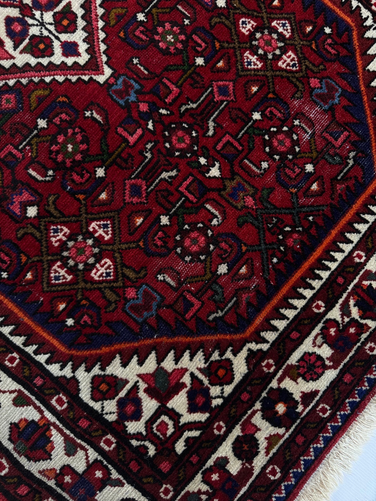 Handmade Persian Hosseinabad Rug 153 x 102 cm | 5 x 3.4 ft