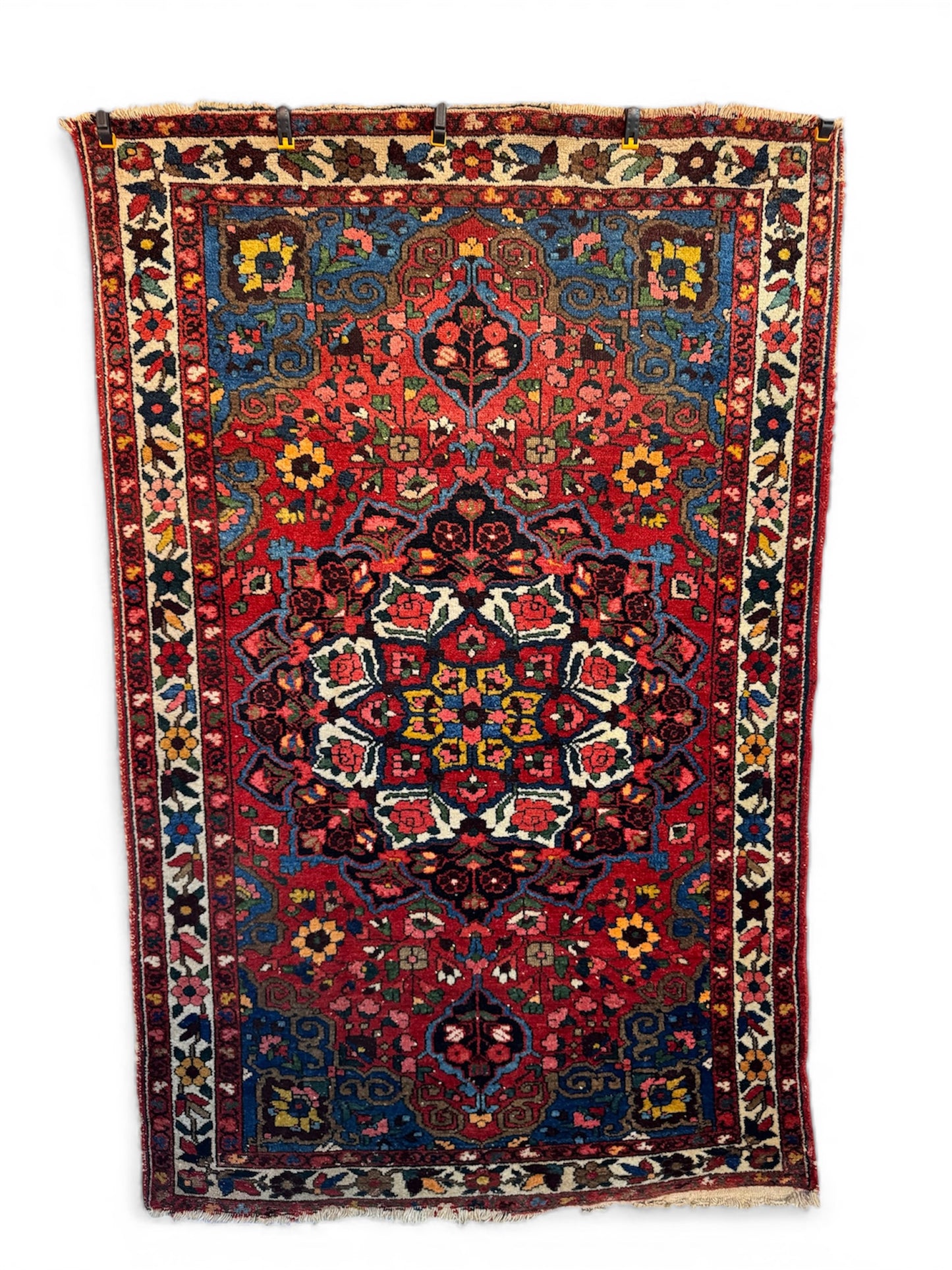 Handmade Persian Bakhtiar Rug 210 x 142 cm | 6.9 x 4.7 ft