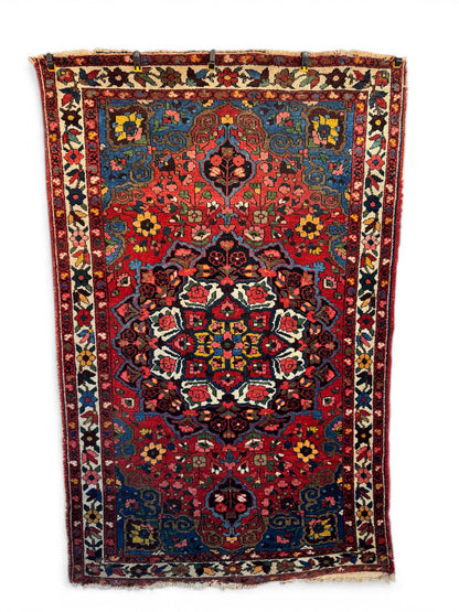 Handmade Persian Bakhtiar Rug 210 x 142 cm | 6.9 x 4.7 ft