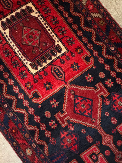 Handmade Persian Zanjan Rug
290 x 125 cm | 9.5 x 4.1 ft