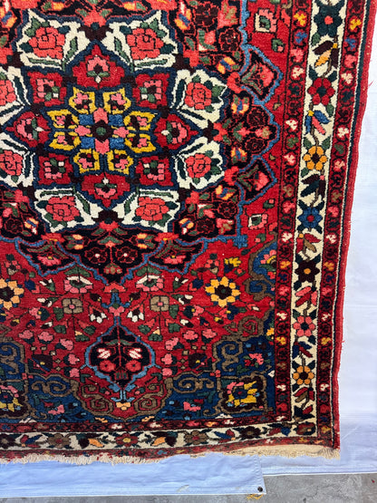 Handmade Persian Bakhtiar Rug 210 x 142 cm | 6.9 x 4.7 ft