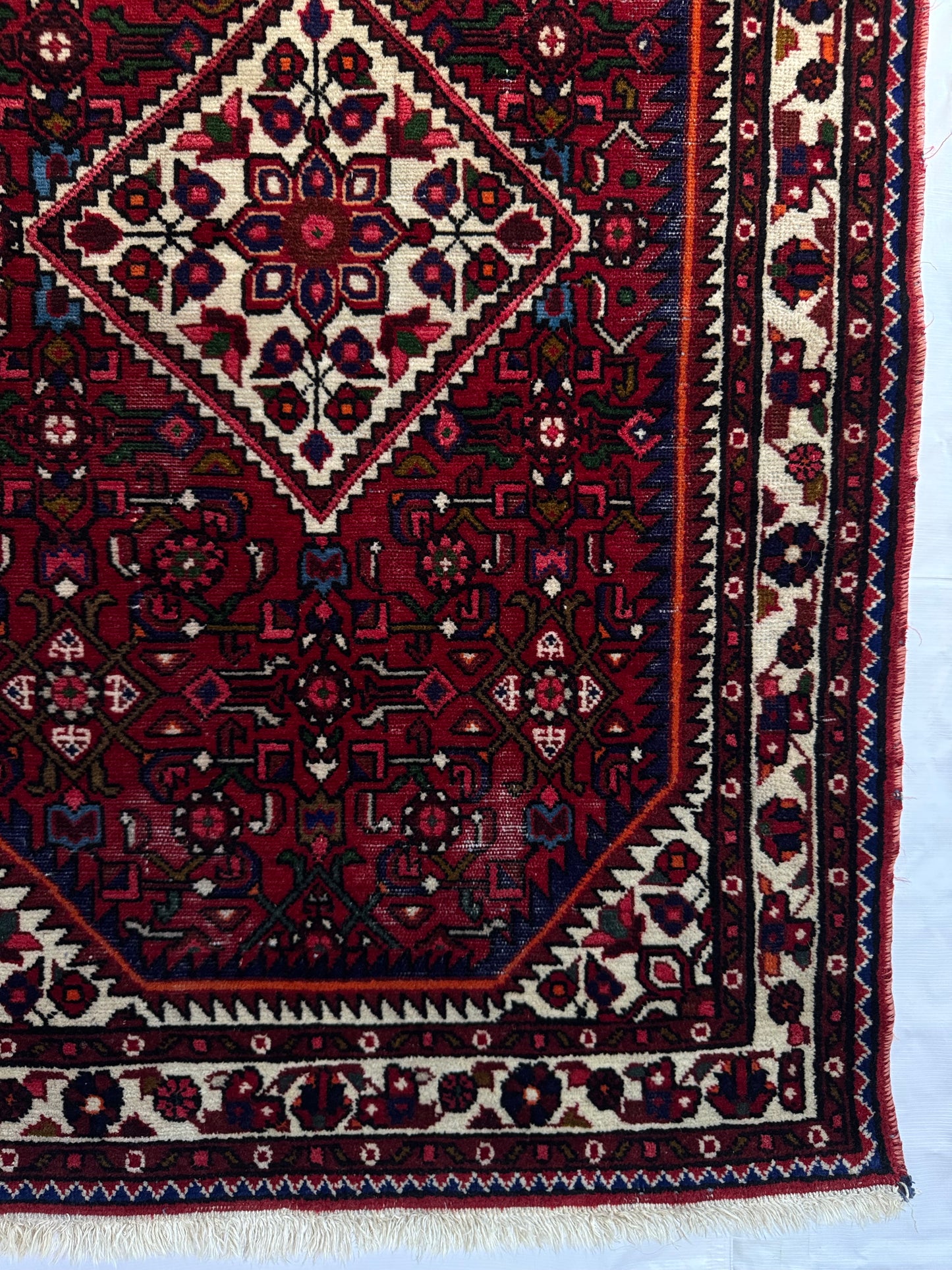 Handmade Persian Hosseinabad Rug 153 x 102 cm | 5 x 3.4 ft