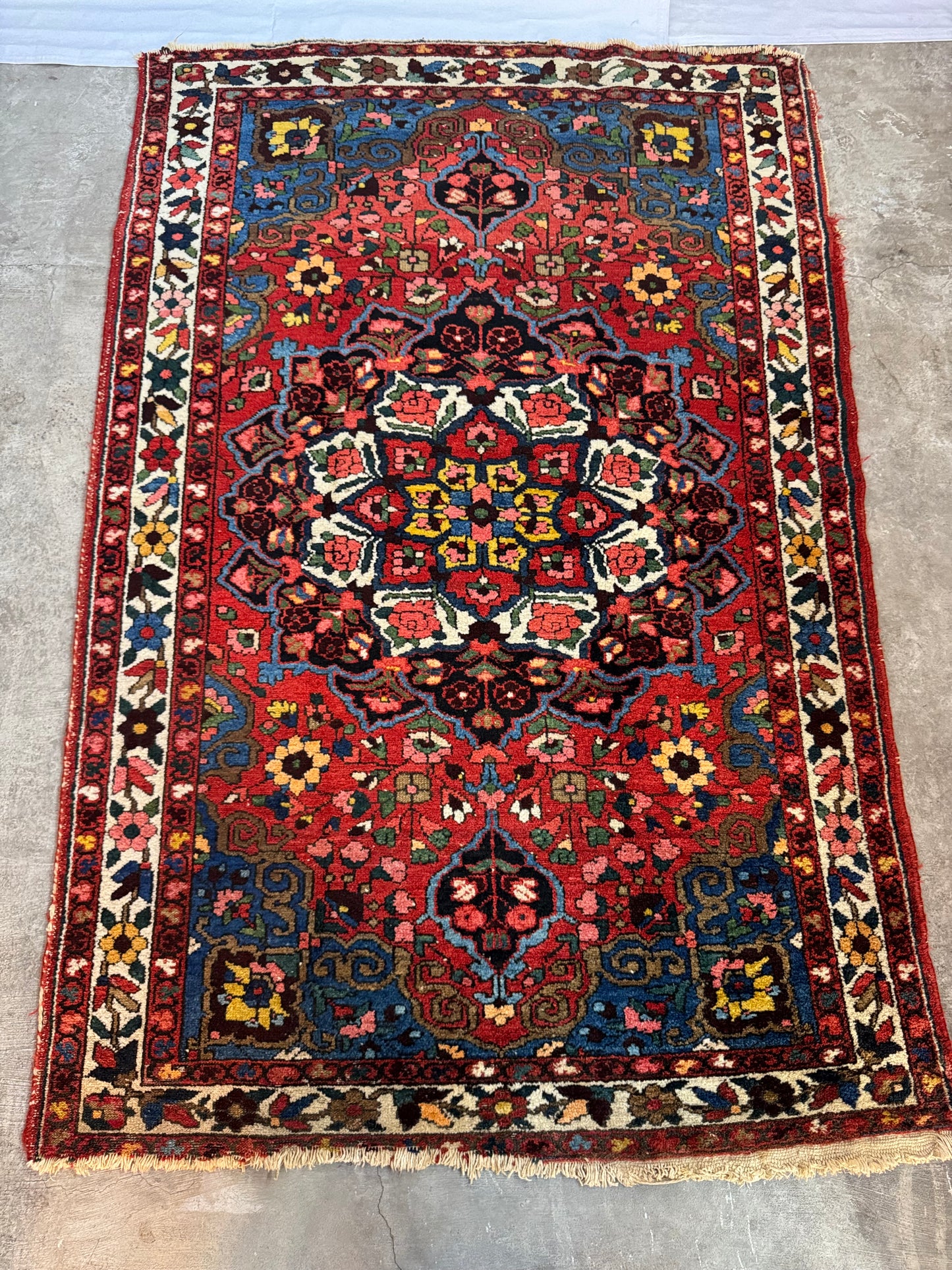 Handmade Persian Bakhtiar Rug 210 x 142 cm | 6.9 x 4.7 ft