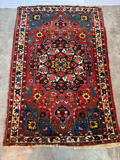 Handmade Persian Bakhtiar Rug 210 x 142 cm | 6.9 x 4.7 ft
