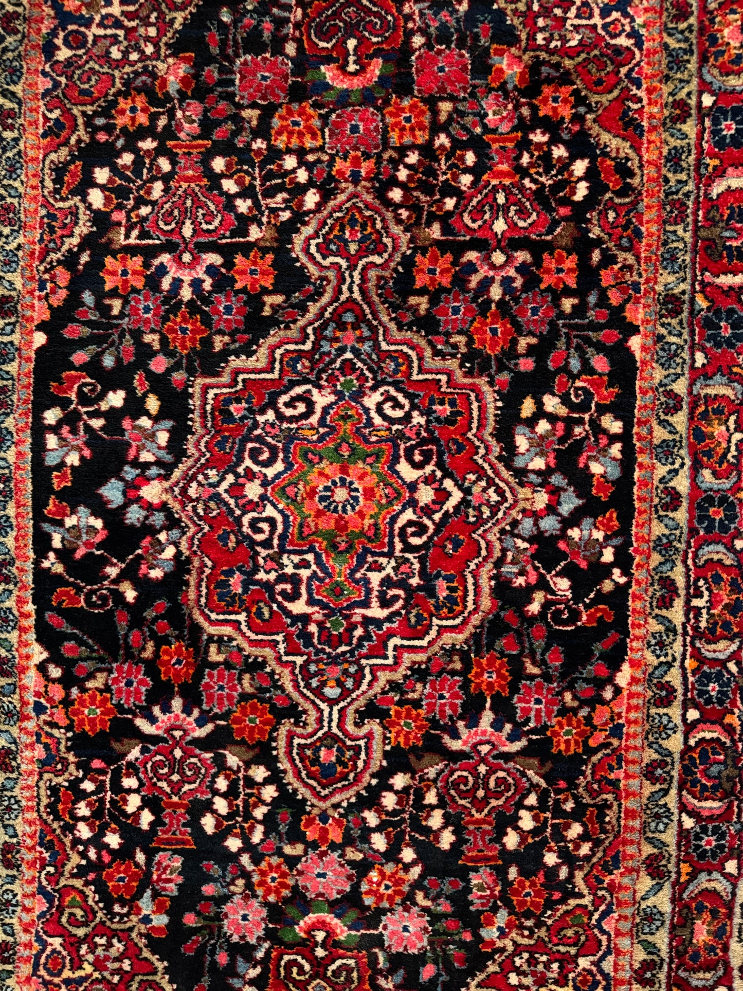 Handmade Persian Sarouk Rug 215 x 139 cm | 7.05 x 5 ft