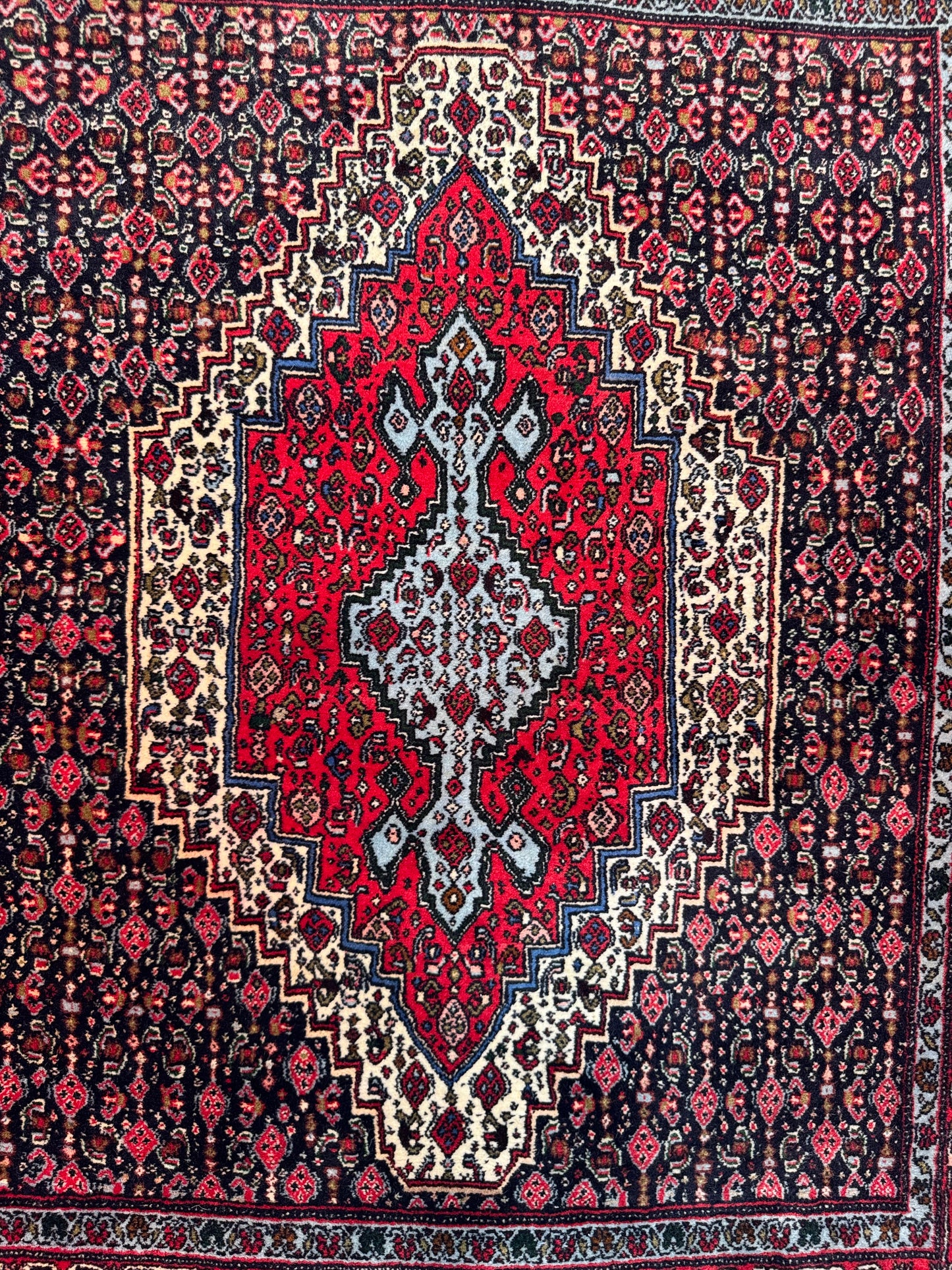 Handmade Persian Senneh Rug
155 x 125 cm | 5.1 x 4.1 ft